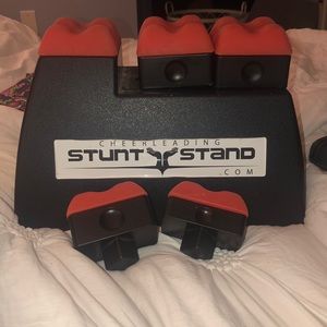 Stunt stand for cheerleader flyers